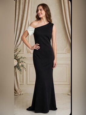 Badgley Mishka Black White Two-Tone Off Shoulder Trumpet Gown Size 2